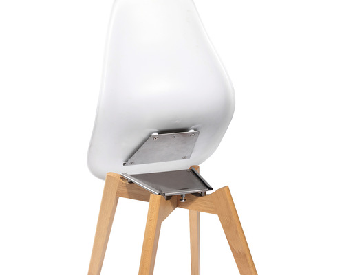 Vue détaillée d''une chaise avec pieds en bois et coque en plastique