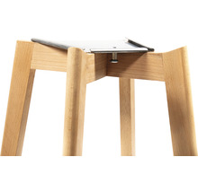 Detailansicht eines Hockers mit Holzbeinen und Metallbefestigung