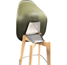 Vue arrière d''un tabouret de bar avec assise en plastique et cadre en bois