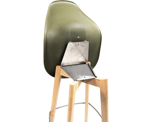 Vue arrière d''un tabouret de bar avec assise en plastique et cadre en bois