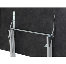 Detailansicht eines Tisches mit klappbaren Tischbeinen aus Metall.