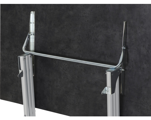 Detailansicht eines Tisches mit klappbaren Tischbeinen aus Metall.