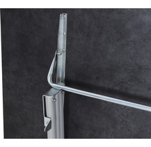 Detailansicht eines metallenen Wäscheständers