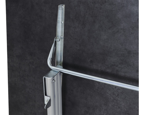 Detailansicht eines metallenen Wäscheständers