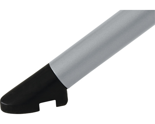 Detailansicht eines silberfarbenen Traversenfusses mit schwarzer Endkappe