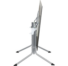 Zusammengeklappter Stehtisch mit Metallgestell