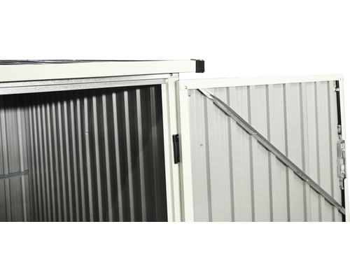 Porte ouverte d''un abri de jardin en métal