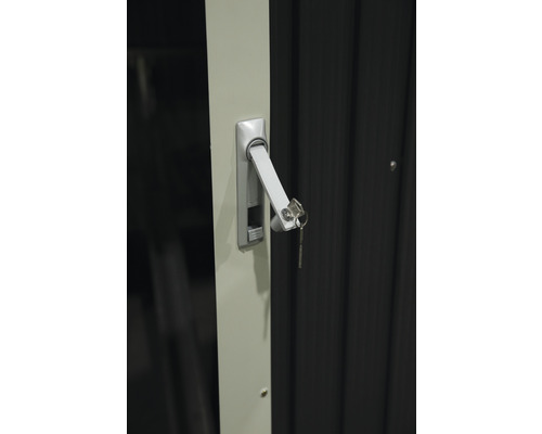 Serrure avec clé sur un abri de jardin