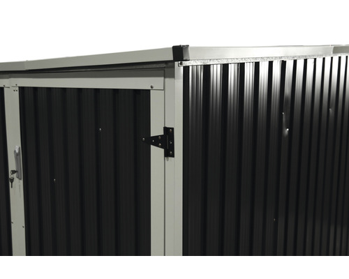 Vue détaillée d''un abri de jardin avec revêtement métallique