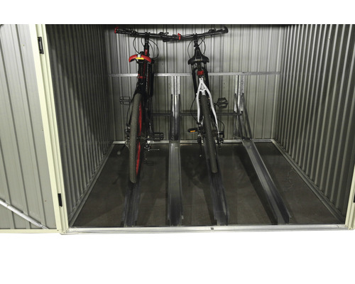 Vélos dans un abri à vélos pour le stockage