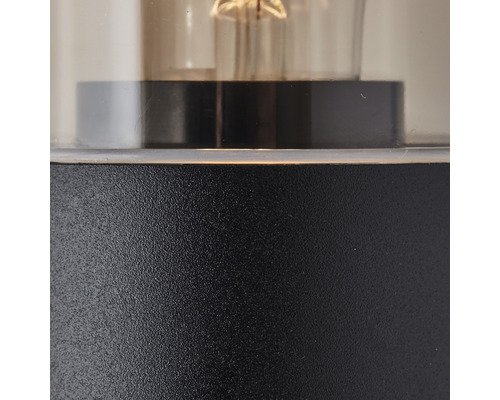 Detailaufnahme einer Lampe mit Lampenfassung und Glasschirm