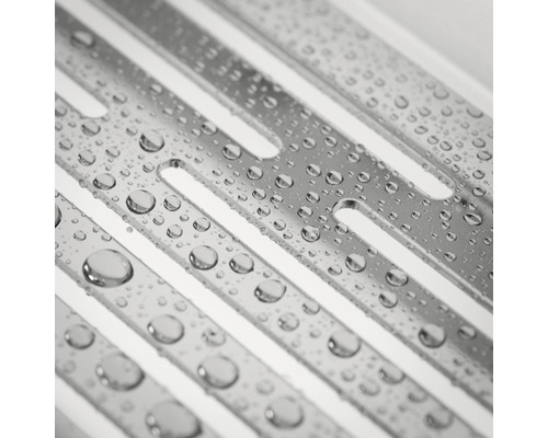 Étagère avec des gouttes d''eau