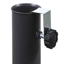 Detailaufnahme eines schwarzen Metallpfostens mit verstellbarer Halterung