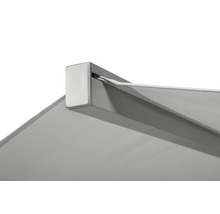 Detailansicht einer Markise mit Aluminiumrahmen und Stoffbespannung