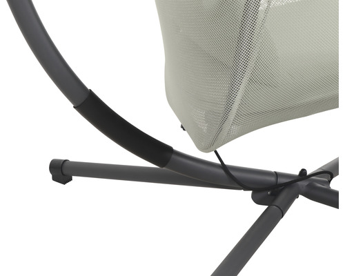 Gros plan d''un fauteuil suspendu avec structure en métal et tissu en filet