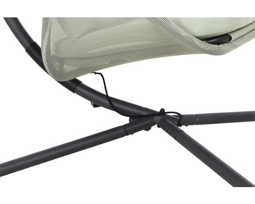 Vue détaillée d''un fauteuil suspendu avec cadre en métal et tissu en maille