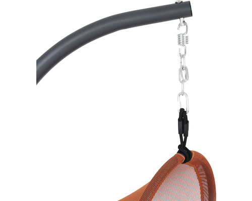 Gros plan d''un fauteuil suspendu avec cadre en acier, ressort et chaîne pour la suspension