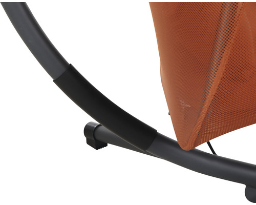 Vue détaillée d''un fauteuil suspendu avec cadre en acier et tissu en filet