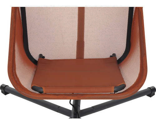 Vue détaillée d''une chaise de jardin avec revêtement en filet et cadre métallique