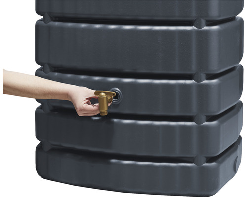 Regentonne mit Wasserhahn in der Nahaufnahme