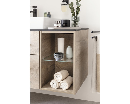 Meuble sous-lavabo de salle de bains avec serviettes et décoration