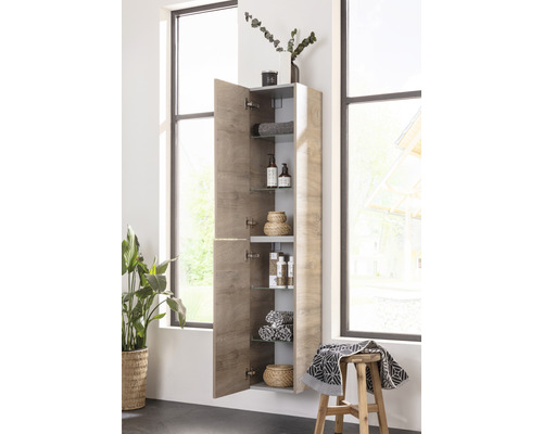 Badezimmer mit Hochschrank, Tablaren und Dekoration