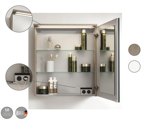 Offener Spiegelschrank mit Beleuchtung und Glasablagen für das Badezimmer