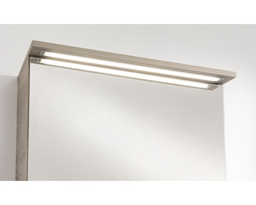 Gros plan d''une armoire de toilette avec éclairage