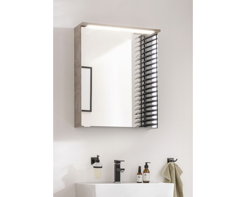 Salle de bain avec armoire de toilette, lavabo et robinetterie