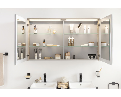 Offener Spiegelschrank mit Badutensilien über Doppelwaschbecken