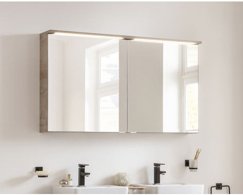 Badezimmer mit Spiegelschrank und Beleuchtung über zwei Waschbecken