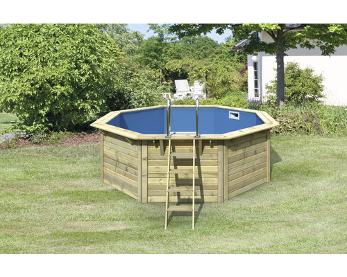 Piscine octogonale en bois avec échelle dans le jardin