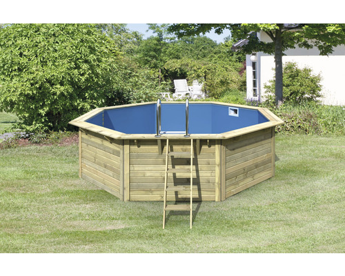 Piscine en bois avec échelle dans le jardin