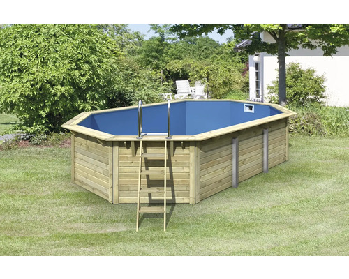 Piscine en bois avec échelle dans le jardin