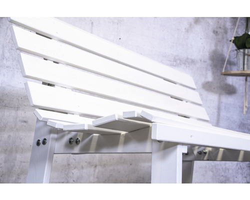 Weisse Holzbank mit Rückenlehne für den Aussenbereich