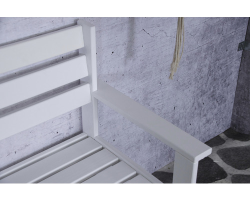 Gros plan d''un banc de jardin en bois blanc