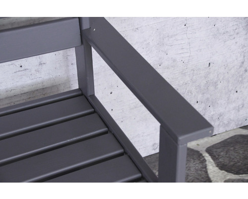 Detailansicht einer Gartenbank aus Holz