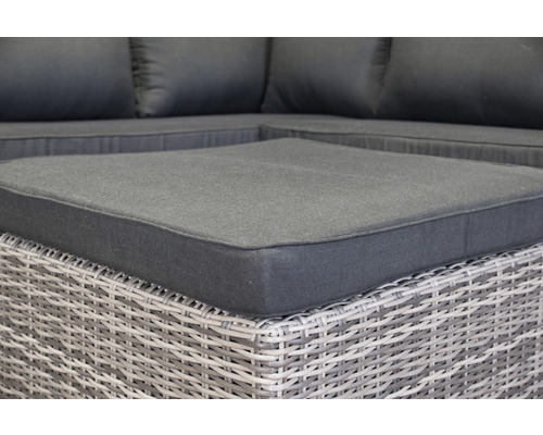 Detailaufnahme einer grauen Loungegruppe mit Rattanoptik und Polster