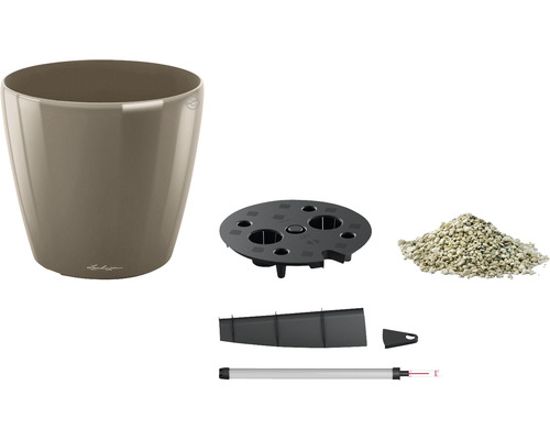 Composants d''un pot de fleurs Lechuza avec substrat terreux et système d''irrigation