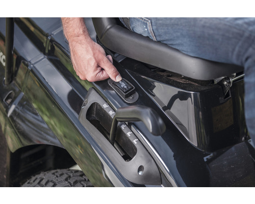 Tableau de commande d''un tracteur de pelouse avec levier et interrupteur