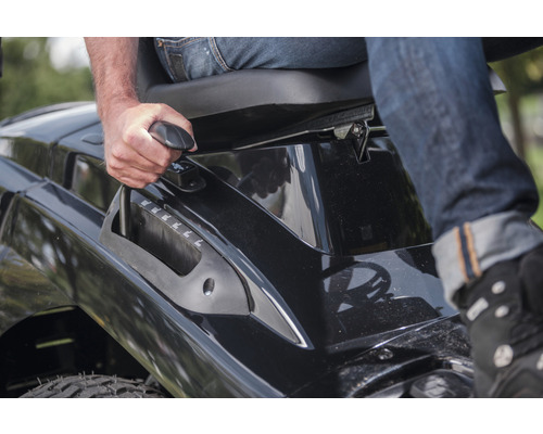 Gros plan sur une tondeuse autoportée avec changement de vitesse en cours d''utilisation.