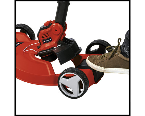 Einhell Coupe-bordures avec guide-roue en utilisation, le pied actionne la fonction