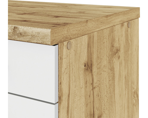 Gros plan d''une armoire avec surface en bois et tiroirs blancs