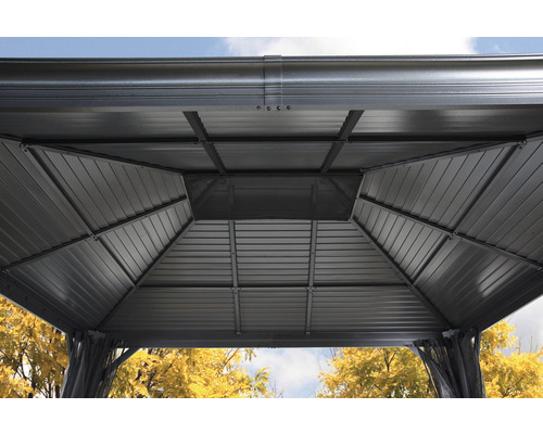 Vue intérieure d''un pavillon avec toit métallique