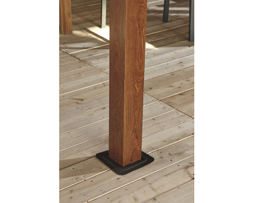 Pilier en bois avec embase de montage sur une terrasse