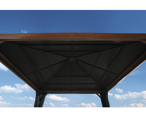 Vue intérieure d''un pavillon avec toit en métal