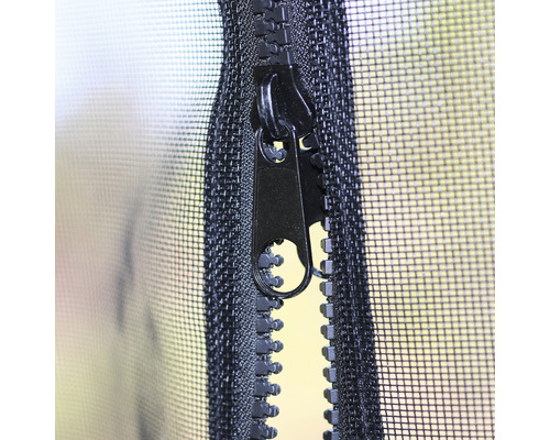 Gros plan détaillé d''une fermeture à glissière noire sur une moustiquaire