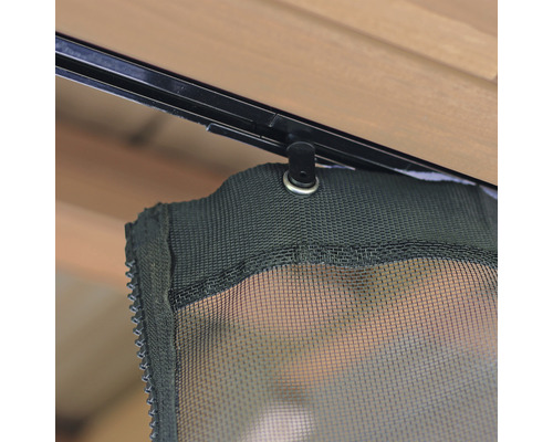 Gros plan d''un rideau de gaze avec suspension sur un rail