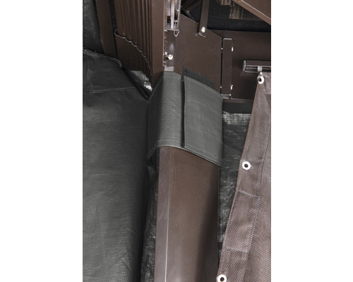 Detailansicht einer Gartenlaube mit Stoffbefestigung an einem Pfosten