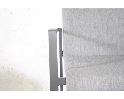 Detailansicht eines grauen Gartenstuhls mit Aluminiumrahmen und Textilbespannung.